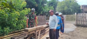 Babinsa Koramil 1614-05/Pekat Gotong Royong Bangun Pondok Warga di Nangamiro
