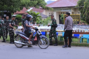 Humanis dan Bersinergi, TNI–Polri di Nagekeo Bagi Takjil untuk Pengendara