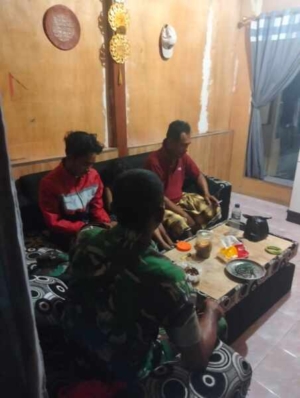 Patroli Rutin Malam Hari, Koramil 1628-04/Poto Tano Pastikan Situasi Tetap Kondusif