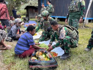 Dari Kebun ke Hati, Satgas Yonif 743/PSY Borong Hasil Bumi Mama Papua di Kampung Ginnik