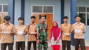 Babinsa Taliwang Dampingi Program Makan Bergizi Gratis di SMK Brang Rea