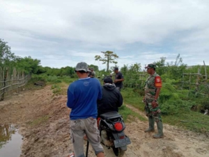 Babinsa Beru Dampingi Pengukuran Tanah Warga Bersama BPN KSB