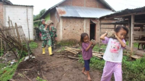 “Semangat Anak Desa Tolouwi Membantu Satgas TMMD 127 Bangun Talud Penangkal Banjir”