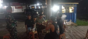 Babinsa Sekongkang Sisir Wilayah Binaan, Warga Dihimbau Tetap Waspada