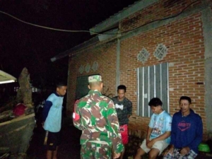 Sinergi Babinsa dan Aparat Desa Jaga Keamanan Dusun Restu