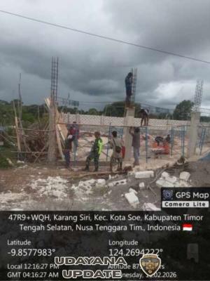 Babinsa Koramil 1621-01/Kota SoE Kawal Pembangunan Gerai KDKMP di Karang Siri.