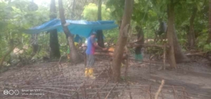 Babinsa Ba’a Pantau Pekerjaan Besi Tiang Pembangunan KDKMP Oeleka