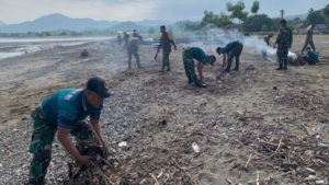 Yonarmed 12 Kostrad dan Brimob Bersihkan Pantai Joni dalam Karya Bakti Perbatasan