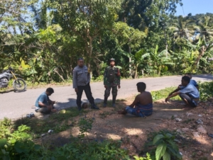 Jaga Kondusifitas Wilayah, Aparat Teritorial dan Polri Sambangi Warga