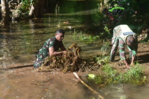 Kodim 1621/TTS Bersihkan Kali Oenasi, Wujud Kepedulian Lingkungan di HUT ke-65 Korem 161/WS