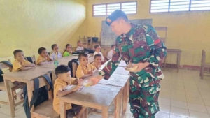 Kebersamaan di Perbatasan, Satgas Pamtas Yonarhanud 2 Kostrad Bagikan Makanan Bergizi Kepada Anak di SD Kecil Oelmuke