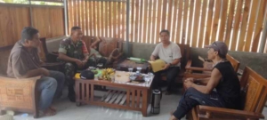 Babinsa Koramil 1628-03/Seteluk Gelar Komsos Bersama Warga Desa Meraran