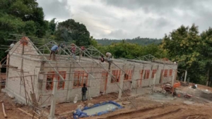 Progres 65 Persen, TMMD Ke-127 Kodim 1618/TTU Masuki Tahap Pemasangan Rangka Atap RKB
