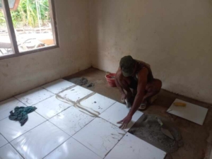 Satgas TMMD Ke-127 Kodim 1618/TTU Tuntaskan Tahap Pemasangan Keramik Rumah Warga Perbatasan di Desa Sunkaen