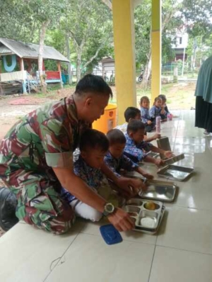 Babinsa Lamusung Kawal Program Makan Bergizi Gratis di TK Cendana