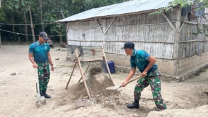Yonarmed 12 Kostrad Gelar Karya Bakti Renovasi Rumah Warga di Motamasin