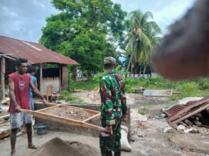 Wujud Kepedulian, Babinsa Laksanakan Komsos dan Bantu Pelesteran Rumah Warga