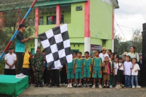 Eratkan Sinergitas, Satgas Pamtas Yonarhanud 2 Kostrad Adakan Jalan Sehat Bersama Warga Eban