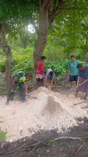 Babinsa Koramil 1627-02/PB Bersama Warga Perbaiki Jalan Penghubung Lenupetu–Batulilok