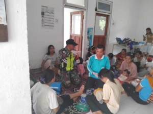 Babinsa Komodo Dampingi dan Beri Vaksin Langsung kepada Balita di Golo Ketak