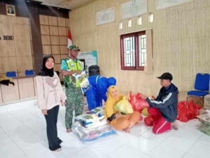 Babinsa Koramil 1628-05/Jereweh Dampingi Penyaluran Sembako untuk 43 Warga Terdampak Banjir Desa Beru