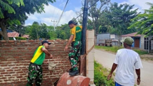 Yonarmed 12 Kostrad Gotong Royong Bangun Pagar Masjid Al-Ikhlas di Perbatasan
