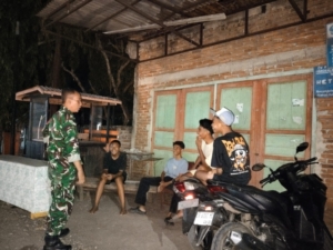 Babinsa Kandai Dua Gelar Ronda Malam, Cegah Kenakalan Remaja