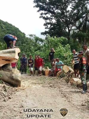 Babinsa Koramil 1612-02/Reok Gerak Cepat Tangani Longsor di Robek, Jalan Reo–Reok Barat Kembali Normal