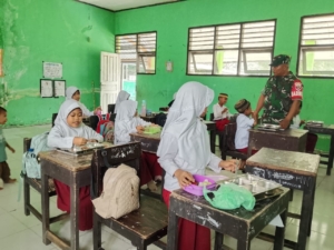 Babinsa Tapir Dukung Program Makan Bergizi Gratis di MI ADAQWAH Seteluk
