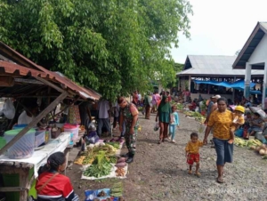 Sertu Perkurus Laubura Pantau Stabilitas Harga Sembako di Pasar Mebung
