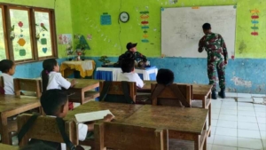 Yonarmed 12 Kostrad Gadik Pos Kewar dan Bagikan Buku Bacaan kepada Siswa Perbatasan