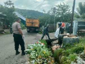 Wujud Kepedulian TNI, Koramil Reok Bersama Instansi Terkait Bersihkan Pasar Lawara