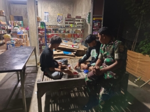 Babinsa Poto Tano Laksanakan Patroli Malam, Warga Dihimbau Jaga Keamanan Lingkungan