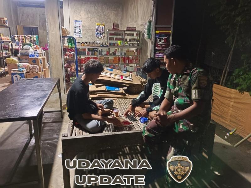 Babinsa Poto Tano Laksanakan Patroli Malam, Warga Dihimbau Jaga Keamanan Lingkungan
