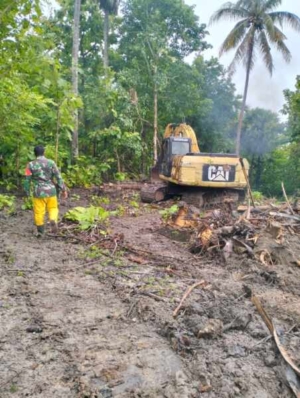 Babinsa Lobalain Monitoring Pembersihan Lokasi KDKMP Oematamboli