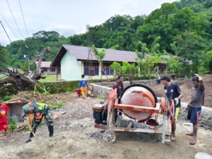 Sinergi TNI dan Warga, Babinsa Bantu Gotong Royong Bangun Pondasi Rumah di Desa Nuanaga