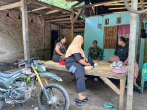 Babinsa Koramil 1622-02/Pantar Komsos Bersama Warga Desa Kayang