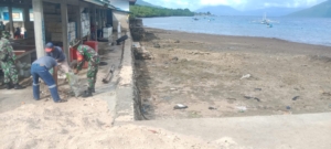 Koramil 1624-05/Solor Gelar Jumat Bersih di Pasar Botang dan Pantai Lohayong