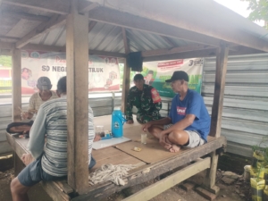 Sertu Musdadin Jalin Komsos Perkuat Kamtibmas Desa Seteluk Tengah