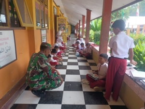 Babinsa Koramil 1628-03/Seteluk Dampingi Program Makan Bergizi Gratis di SDN 02 Seteluk