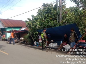 Jaga Kamtibmas, Babinsa Nangapanda Hadir di Tengah Aktivitas Masyarakat Pasar