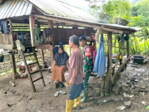 Babinsa Seran Gelar Komsos, Tingkatkan Kesadaran Kebersihan dan Keamanan Warga