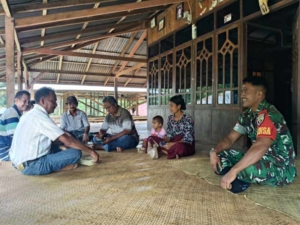 Babinsa Koramil 02/Rindi Umalulu Hadiri Acara Adat di Desa Harai
