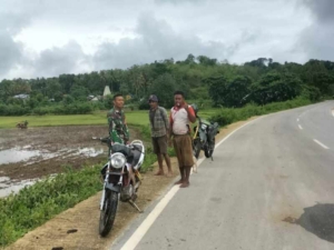 Babinsa Sertu Ketut Pastika Komsos Hanpangan Bersama Warga Umbu Pabal Selatan