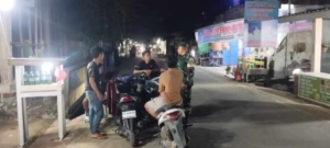 Babinsa Koramil Sekongkang Gelar Patroli Malam, Imbau Warga Jaga Keamanan Lingkungan