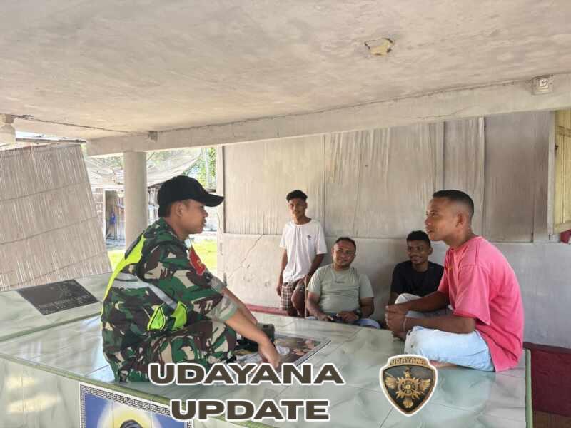 Babinsa Koramil 1602/Ende Lakukan Monitoring dan Komsos Bersama Warga Desa Mausambi
