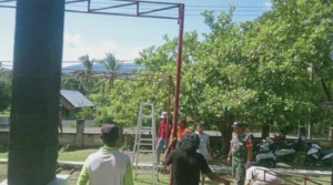 Babinsa Koramil 1628-03/Seteluk Komsos dengan UMKM dan Gotong Royong di Desa Seran