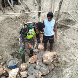 Babinsa Oematamboli Pantau Pemasangan Pondasi KDKMP