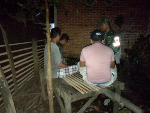 Babinsa Tembalae Bersama Aparat Desa Laksanakan Patroli Malam, Jaga Kamtibmas di Dusun Lawi