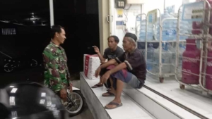Babinsa Wanasaba Daya Intensifkan Patroli Kongkow-kongkow, Imbau Warga Perkuat Ibadah dan Jaga Kamtibmas